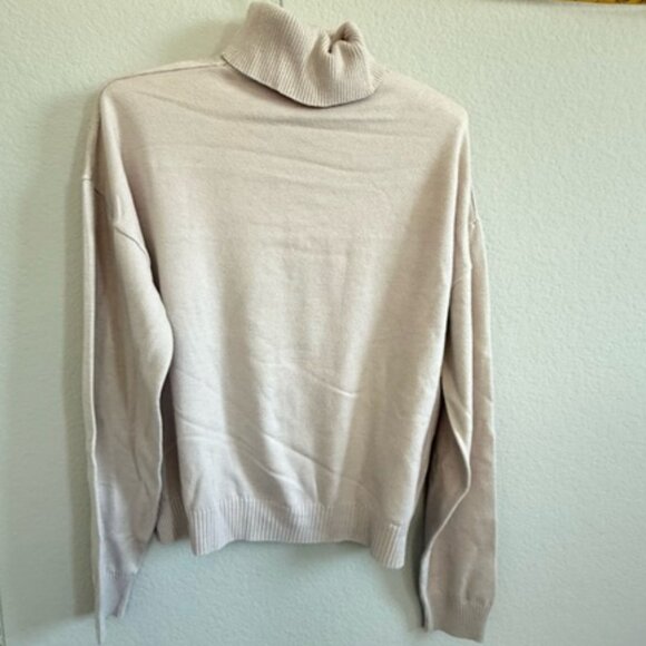 Bebe Light Cream Turtleneck Sweater Large - Picture 12 of 12